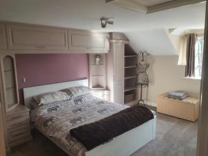 ein Schlafzimmer mit einem großen Bett in einem Zimmer in der Unterkunft willow tree farm cottage with BBQ hut in Tattershall Thorpe