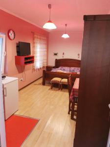 TV a/nebo společenská místnost v ubytování Apartments Razvršje