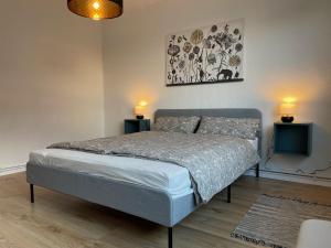 Giường trong phòng chung tại Purple Kitchen - Apartment mit großer Wohnküche