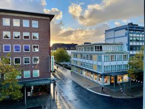 Blick auf eine Stadtstraße mit Gebäuden in der Unterkunft Purple Kitchen - Apartment mit großer Wohnküche in Bremerhaven