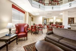 uma sala de espera com um sofá e cadeiras em Red Roof Inn Fayetteville I-95 em Fayetteville