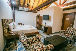 - une chambre avec un lit, un bureau et des chaises dans l'établissement Rouge By La Gran Francia, à Granada