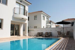 Bazén v ubytování Palm Tree Villas nebo v jeho okolí