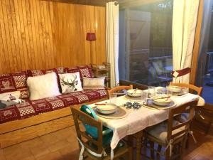 Le Nantoran في براس-سور-آرلي: غرفة معيشة مع طاولة وأريكة