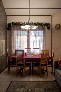 - une salle à manger avec une table et des chaises dans l'établissement Lake Suite, à Lahti