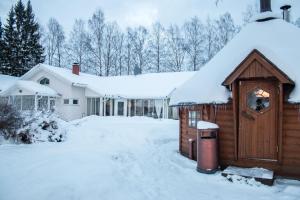 拉赫蒂Lake Suite Family的雪盖屋顶的房子