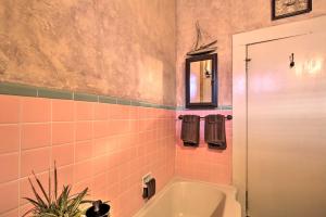 Koupelna v ubytování San Antonio Rental with Courtyard Walk to Riverwalk + 23 fotografií