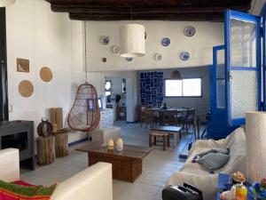 - un salon avec un canapé et une table dans l'établissement Casa de Campo La Magdalena, à Tunuyán