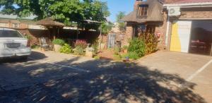 a car parked in front of a brick building at Aliwal Villa Guest Lodge in Aliwal North