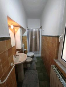 a bathroom with a sink and a toilet at La pepita del Ling8 in Turin