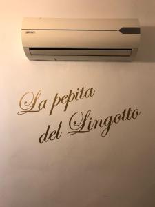 a air conditioner on a wall with the words a popular del limpopo at La pepita del Ling8 in Turin