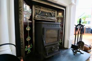 グラスゴーにあるTwo Bed Holiday Home in Glasgowの暖炉付きの部屋