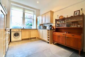 مطبخ أو مطبخ صغير في Two Bed Holiday Home in Glasgow