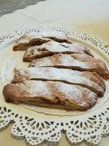 tres pasteles en un plato blanco en una mesa en L'Adele Bed & Breakfast, en Occimiano
