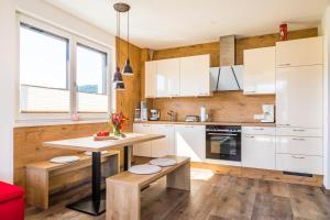 Köök või kööginurk majutusasutuses Apartment Motzenhof - Stadtnähe Salzburg - modernes Bauernhoferlebnis inklusive
