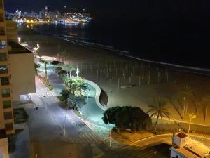 贝尼多姆Principado Marina的享有海滩的夜间美景,设有游泳池