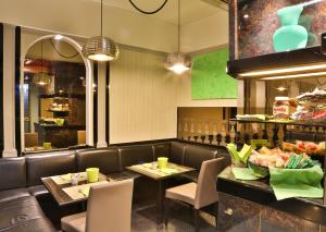 ein Restaurant mit zwei Tischen und Stühlen und einem Buffet in der Unterkunft Hotel Astoria Sure Hotel Collection By Best Western in Mailand