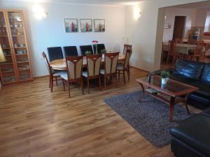 a living room with a table and chairs and a couch at Willa Izerka BALIA JACUZZI SAUNA BILLARD in Świeradów-Zdrój