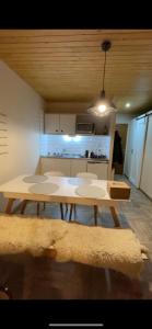 una cocina con 2 mesas en una habitación en Mountain Aparts Cirrus en Las Lenas