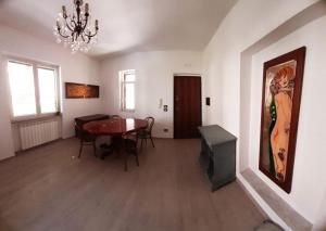 a living room with a table and a painting on the wall at Cava Resort Costa d'Amalfi in San Pietro