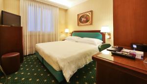 ein Hotelzimmer mit Bett und Schreibtisch in der Unterkunft Hotel Astoria Sure Hotel Collection By Best Western in Mailand + 48 Fotos