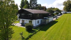 - une vue aérienne sur une maison avec une cour dans l'établissement Schönes Ferienhaus am Herrenberg, à Prien am Chiemsee
