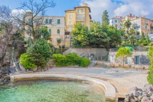 Bazén v ubytovaní Apartments Relax near Opatija alebo v jeho blízkosti