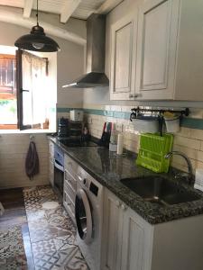 Kuchyň nebo kuchyňský kout v ubytování Casa rural en Asturias a orillas del río Narcea puerta de Somiedo