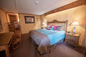 una camera da letto con un letto, una scrivania e una scrivania di The Big Texan Motel ad Amarillo Altre 37 foto