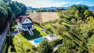 Vue panoramique sur l'établissement Odisea Hill House - Modern Holiday Home with swimming pool, sauna, jacuzzi, WiFi and 2 bedrooms, near Varazdin