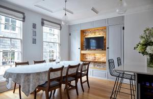 a dining room with a table and chairs at Lorna House Totnes in Totnes