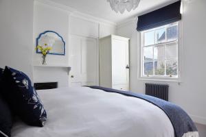 Un pat sau paturi într-o cameră la Lorna House Totnes