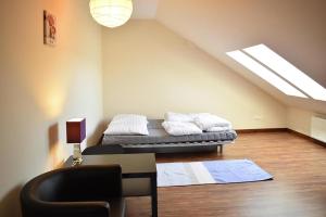 ein Wohnzimmer mit einem Sofa und einem Dachfenster in der Unterkunft holiday home at the lake in Kiedrowice in Kiedrowice