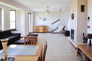 ein Wohnzimmer mit Sofa und Tisch in der Unterkunft holiday home at the lake in Kiedrowice in Kiedrowice