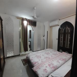 um quarto com uma cama num quarto com uma janela em Alaa Aldin Flats em Luxor