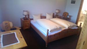 Postel nebo postele na pokoji v ubytování Pension Karolin + 16 fotografií