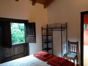 En eller flere senge i et værelse på Casa rural en Asturias a orillas del río Narcea puerta de Somiedo