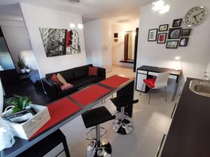 een woonkamer met een bank en een tafel bij Apartament 33 in Krakau