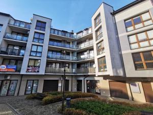 un edificio de apartamentos con balcones en un lateral en Apartament 33, en Cracovia