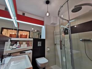 een badkamer met een douche, een toilet en een wastafel bij Apartament 33 in Krakau +5 foto's