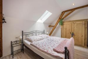 ein Schlafzimmer mit einem schwarzen Bett und einer rosa Decke in der Unterkunft Ferienwohnung im Haus Kreuzthal in Buchenberg
