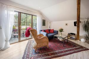 ein Wohnzimmer mit einem Stuhl und einem Sofa in der Unterkunft Ferienwohnung im Haus Kreuzthal in Buchenberg