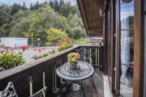 Ein Balkon oder eine Terrasse in der Unterkunft Ferienwohnung im Haus Kreuzthal