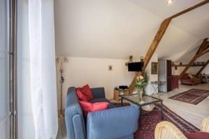 ein Wohnzimmer mit einer Couch und einem Tisch in der Unterkunft Ferienwohnung im Haus Kreuzthal in Buchenberg + 9 Fotos