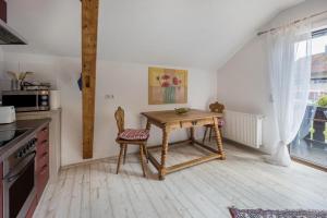 eine Küche mit einem Holztisch und einem Stuhl in einem Zimmer in der Unterkunft Ferienwohnung im Haus Kreuzthal in Buchenberg