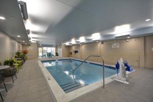 毛米的住宿－Holiday Inn Toledo - Maumee I-80/90, an IHG Hotel，在酒店房间的一个大型游泳池