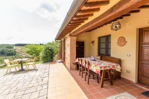 En balkon eller terrasse på Agriturismo privato "La Casa Del Sole"