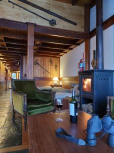 una sala de estar con una mesa con una copa de vino en Ushuaia Lodge Las Margaritas 430 en Ushuaia