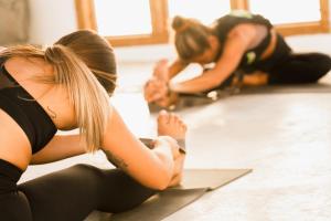dos mujeres haciendo flexiones en una clase de yoga en Shambhala Fuerteventura, en Parque Holandes