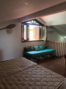 una camera con letto e finestra di Linda casa com piscina em Bombinhas, espaço inteiro a Bombinhas